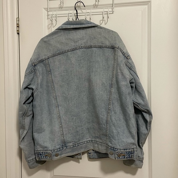Levi’s light wash boyfriend fit jean jacket - Picture 5 of 5